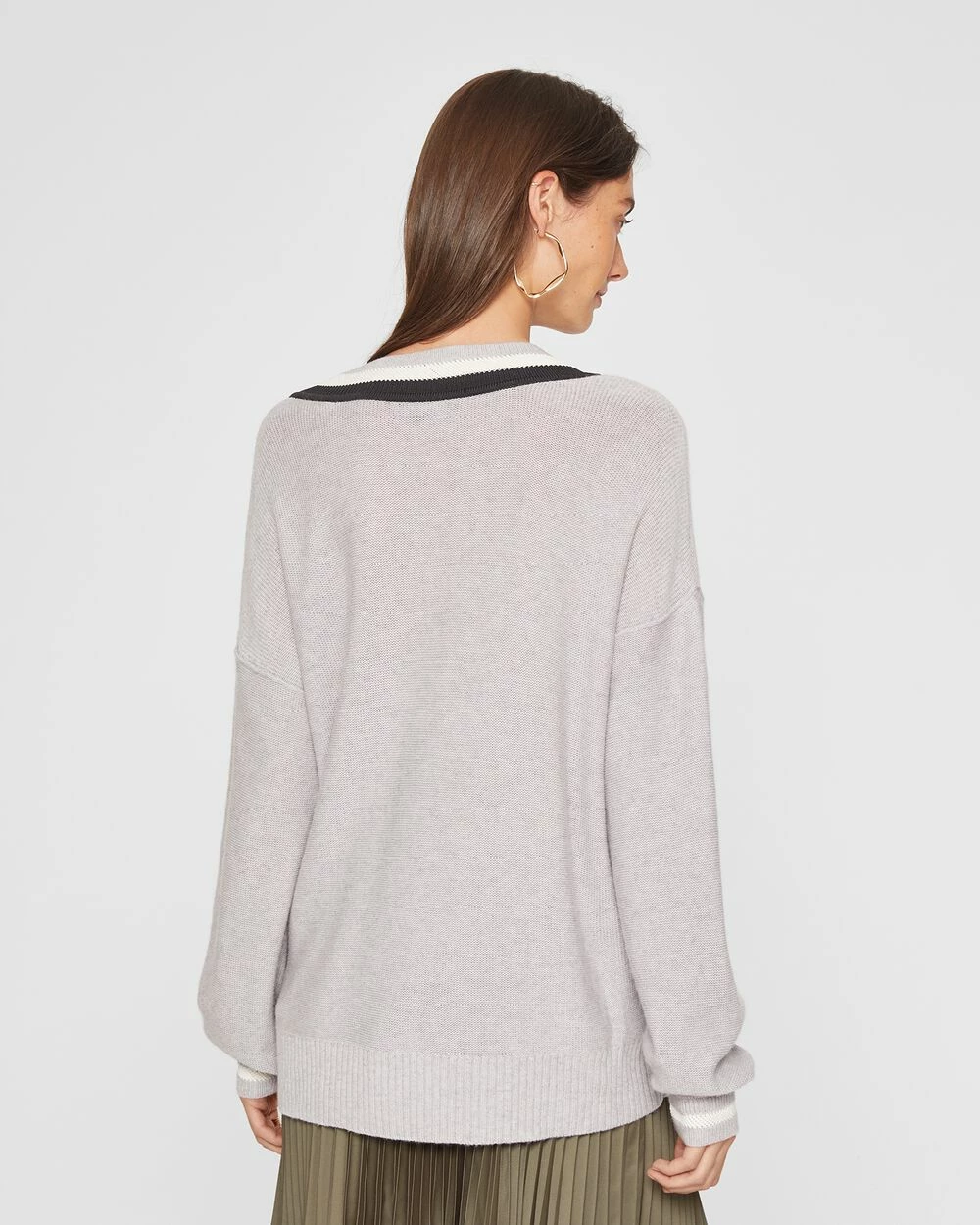 Hot Sale ๐ Club Monaco ๐ฉ Women Oversized V-Neck Sweater Light Heather Grey ๐ - Image 2