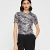 Buy 🎉 Club Monaco 👩 Women Sequin Tee Winter Berry 😀
